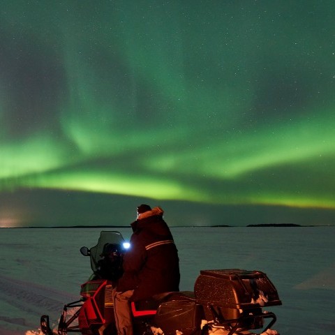 Nordlys og snescooter i Lapland Nordlys og snescooter i Lapland